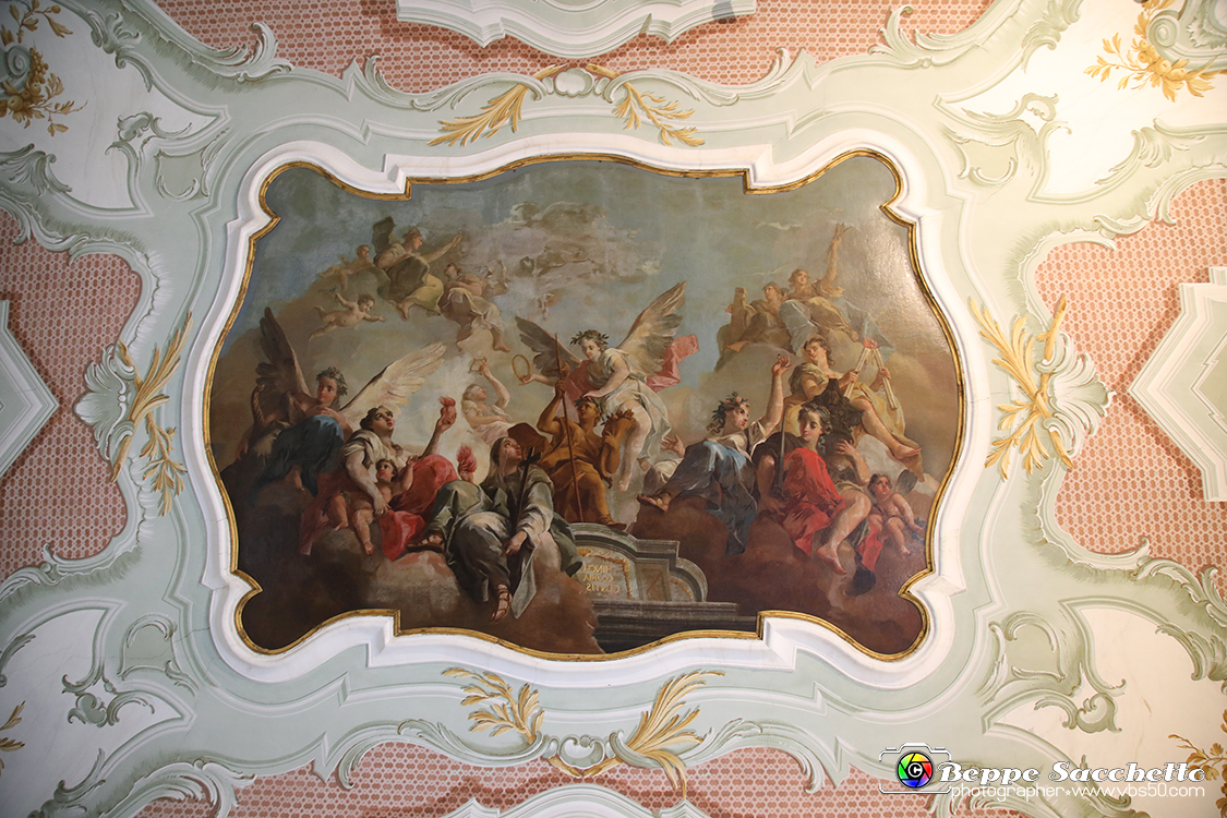 VBS_6605 - Villa Pisani - Stra (Venezia).jpg - SALA DELLA VILLEGGIATURA  Questo ambiente è affrescato da Francesco Simonini (1686 - post 1755) con grandi scene monocrome: i I Ballo campestre e l' Intrattenimento galante in giardino. I busti scultorei, forse di Giacomo Antonio Pasonelli (secc. XVII-XVIII) raffigurano, in senso orario, da sinistra: la Primavera, l'inverno, l'Estate e l'Autunno. 
